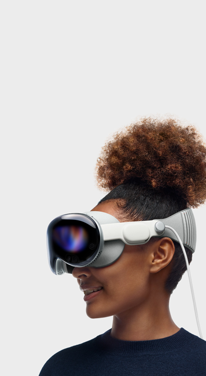 Une personne souriante visionne du contenu avec un Apple Vision Pro