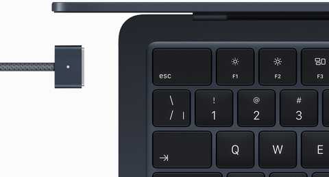 MacBook Air minuit avec un câble MagSafe assorti
