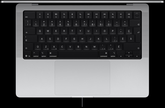 Vue en plongée d’un MacBook Pro 14 pouces ouvert montrant le pavé-pression situé sous le clavier