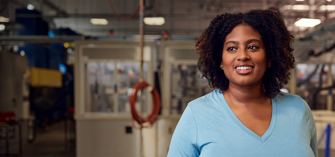 كمارا في مختبر استعادة المواد، تبتسم وتنظر جانباً.