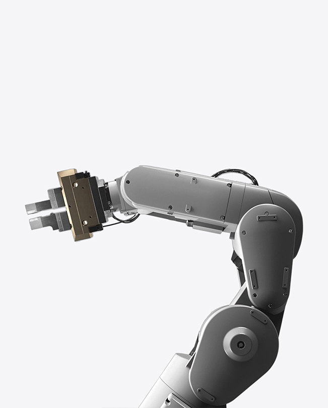 صورة جزئية لذراع روبوت على خلفية بيضاء.