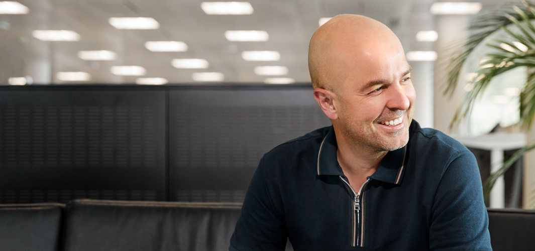 Roberto mirando hacia un lado.