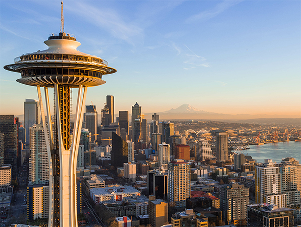 Vista aérea de la ciudad de Seattle, Washington, con el edificio Space Needle en primer plano.