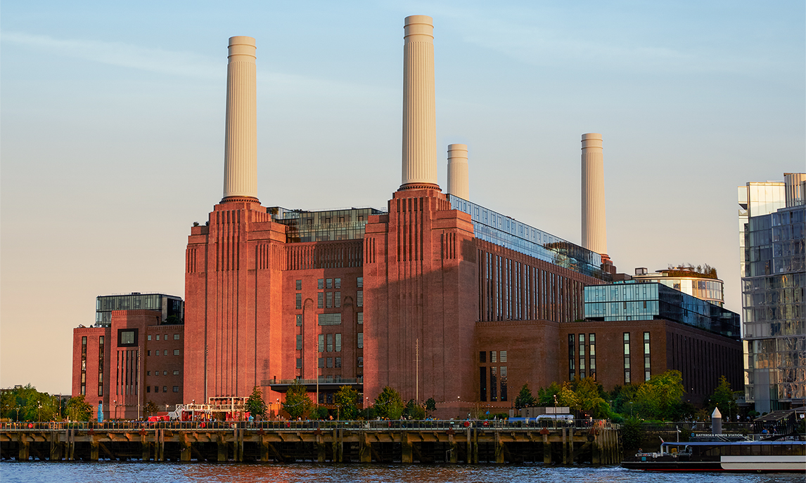 Vista exterior del edificio de Battersea, revestido de ladrillo, con sus cuatro chimeneas.