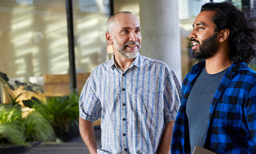 Dragos platica con un compañero.