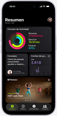 Pantalla de un iPhone que muestra la pestaña Resumen de la app Fitness+, con los círculos de Actividad, Consejos de Entrenamiento, Conteo de Pasos y entrenamientos recomendados de Apple Fitness+