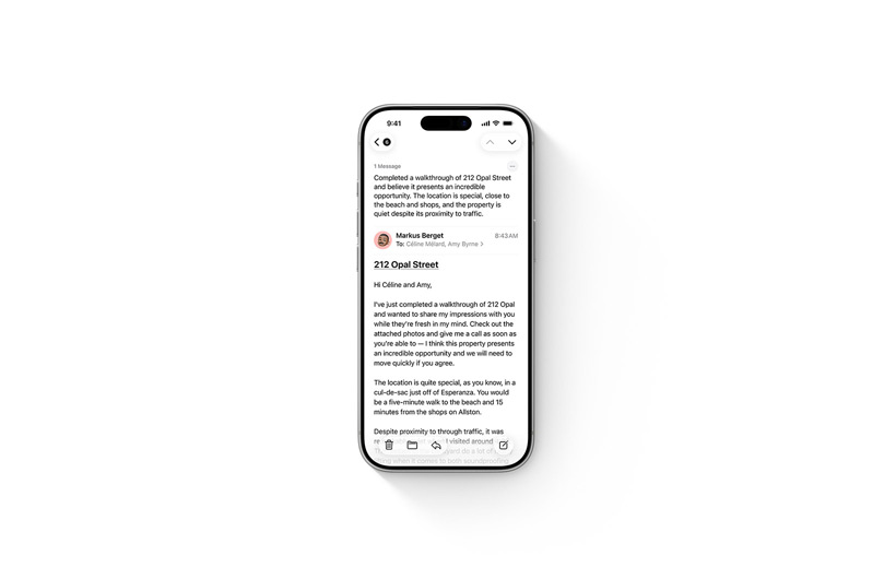 Trois iPhone affichant des fonctionnalités Apple intelligence : résumé d’un message vocal, enregistrer et résumer des notes et des appels, et résumer un e-mail