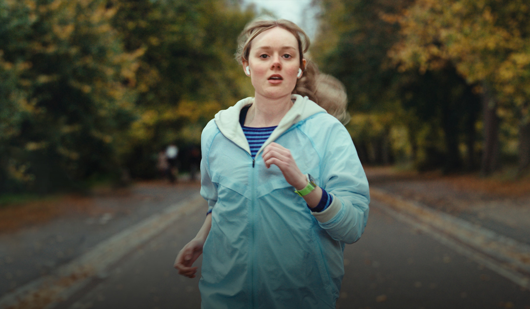 Eine Person betrachtet beim Outdoor-Lauftraining auf der Apple Watch Series 11 den Screen „Ziel erreicht“ 