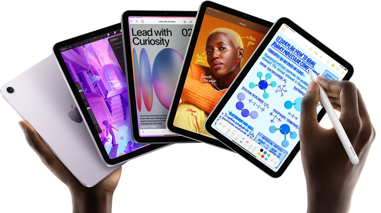 Fem iPad mini-modeller vises i en vifte, der holdes af en brugers hænder. På en model ses kameraet på bagsiden, de andre fire modeller vises forfra. Apple Pencil Pro bruges til at tage noter.