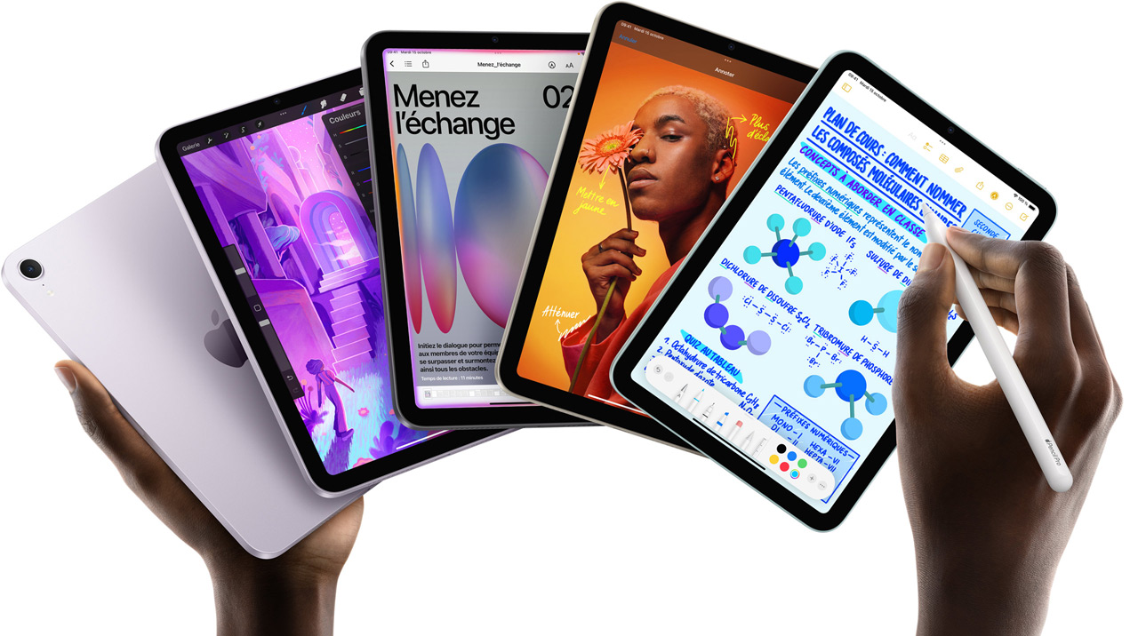 Cinq iPad mini tenus entre des mains, forment un éventail. Un modèle montre la caméra arrière, tandis que les quatre autres sont vus de face. Un Apple Pencil Pro est utilisé pour prendre des notes.