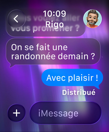 Une image d’aurores boréales en arrière-plan d’une conversation de groupe dans Messages
