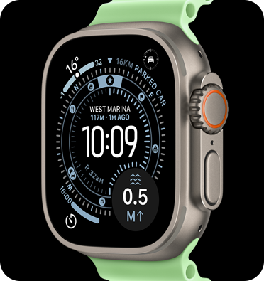 Apple Watch Ultra 3, φυσικό χρώμα, κάσα από τιτάνιο, πρόσοψη Orienteering, complications: καιρός, τοποθεσία σταθμευμένου αυτοκινήτου, δορυφόρος και απόσταση από την επιφάνεια, εξωτερική δεξιά πλαϊνή όψη, Digital Crown, μικρόφωνο, πλευρικό κουμπί, λουράκι Ocean Band, νέον πράσινο χρώμα
