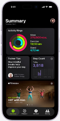 iPhone 上的 Apple Fitness+ app 顯示「摘要」分頁畫面，並展示健身記錄圓圈、教練貼士、步數，以及建議的 Apple Fitness+ 訓練