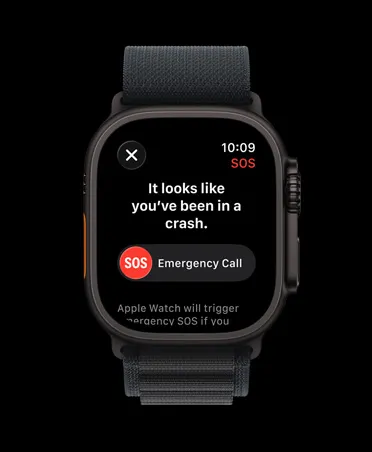 Apple Watch Ultra 3，採用黑色鈦金屬錶殼，配以黑色登峰手環；螢幕顯示車禍偵測通知，以及撥打緊急電話提示