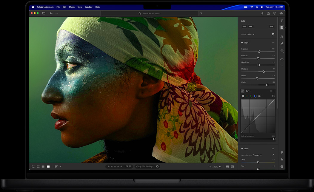 Layar MacBook Pro memperlihatkan foto seorang perempuan sedang diedit di Adobe Lightroom