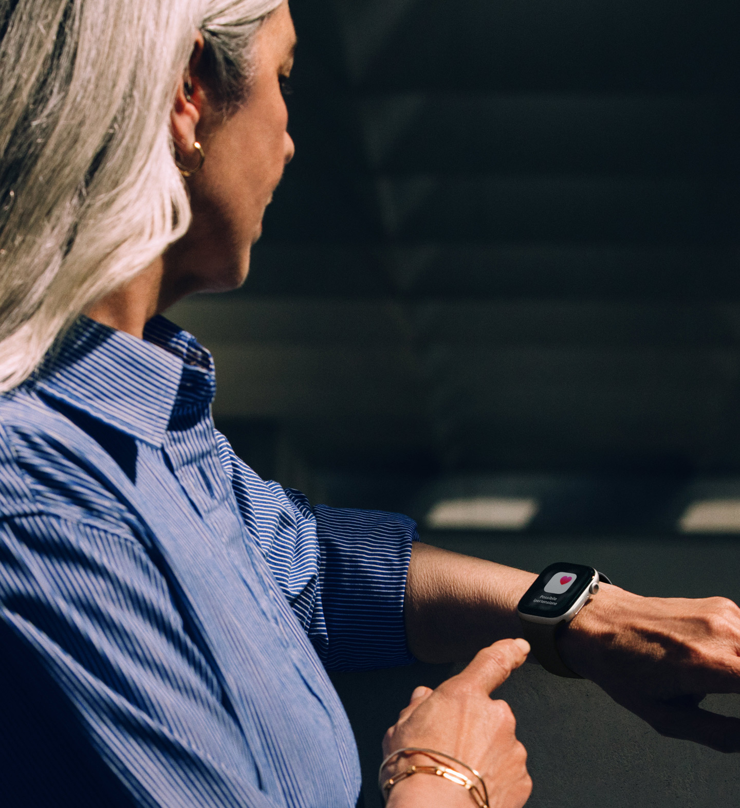 Una persona che legge la notifica di una possibile ipertensione su Apple Watch Series 11