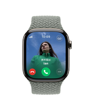 ナチュラルチタニウムケースのApple Watch Series 11。着信中の画面に、連絡先の写真、電話に応答するボタンと拒否するボタンが表示されている。外観の右側にはDigital Crownが見えており、グリーングレイのブレイデッドソロループバンドが付いている