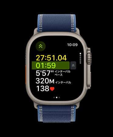 Apple Watch Ultra 3、カラーはナチュラル、チタニウムケース、先進的な屋外ランニングワークアウトの計測方法、バンドはブルー/ブライトブルーのトレイルループ