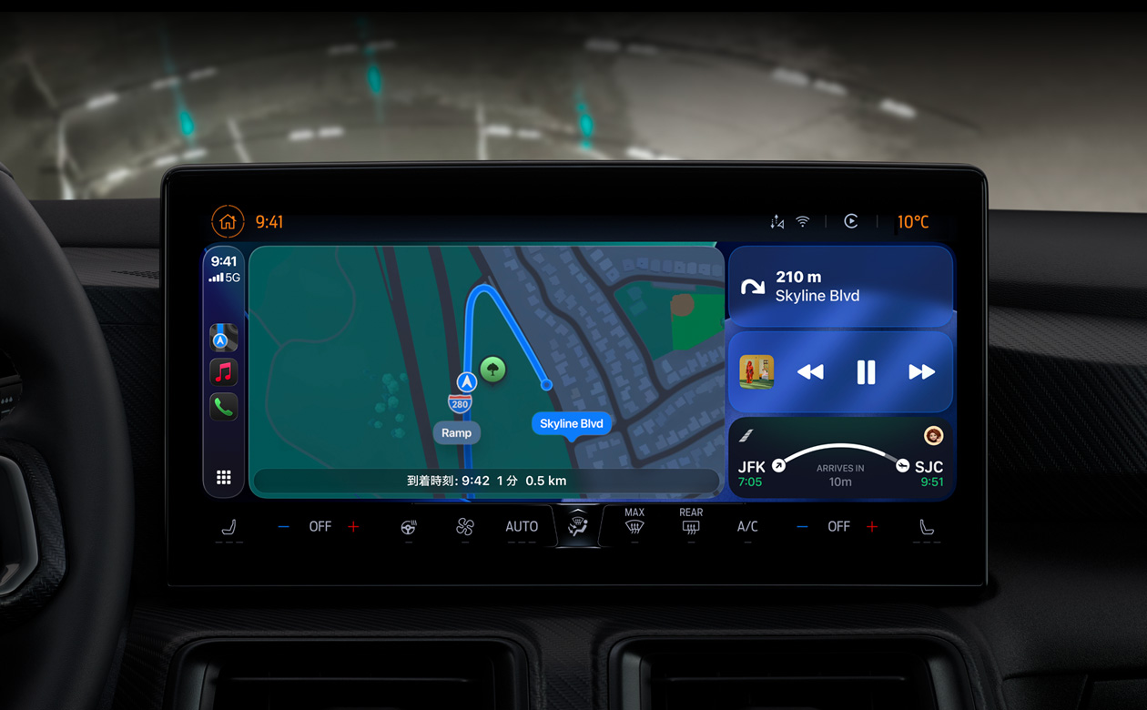 車内のCarPlayに、マップの道順、Apple Music、フライト情報、ウィジェットが表示されている