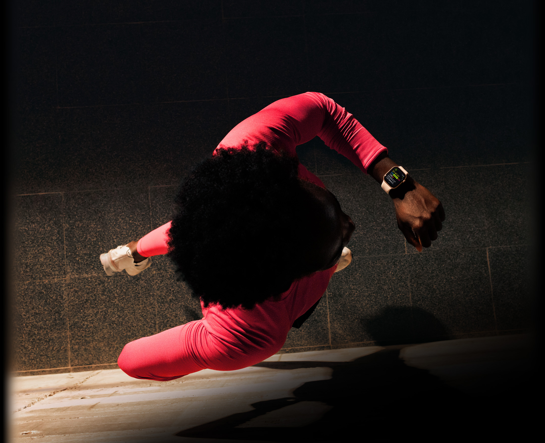 러닝을 하며 Apple Watch Series 11 운동 앱에서 진행 상황을 확인하는 사람의 모습