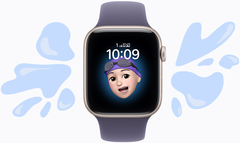 صورة لساعة Apple Watch SE 3، إطار ألومنيوم، بلون ضوء النجوم، واجة الساعة من الميموجي، توضح ميزة مقاومتها للماء عبر طرطرشة قطرات الماء بعيداً عنها، حزام رياضي بلون ليليكي ضبابي