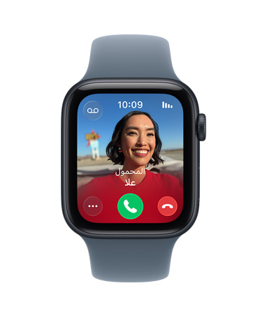Apple&nbsp;Watch&nbsp;SE&nbsp;3 بإطار من الألومنيوم ولون سماء الليل، ومكالمة واردة، وصورة جهة الاتصال، وزر قبول المكالمة، وزر رفض المكالمة، والجزء الخارجي الأيمن يُظهِر التاج الرقمي، وحزام رياضي بلون ليلكي ضبابي