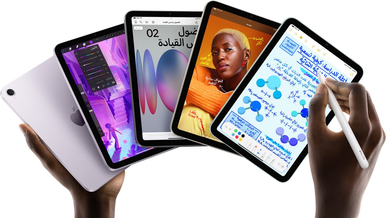 خمسة موديلات iPad&nbsp;mini معروضة لتشكل مروحة بين يدي المستخدم. يُظهر أحد الموديلات الكاميرا الخلفية، فيما تُظهر الموديلات الأربعة الأخرى الواجهة الأمامية. ويظهر قلم&nbsp;Apple&nbsp;Pro أثناء استخدامه لتدوين الملاحظات.