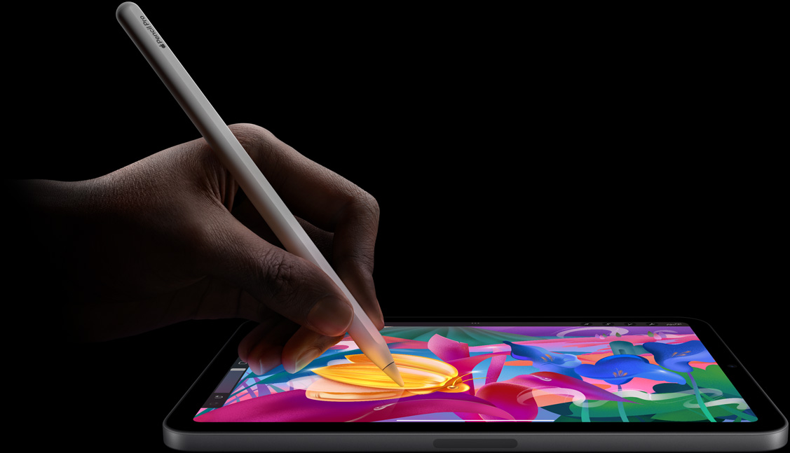 يد مستخدم تمسك بقلم Apple Pro وترسم أعمالاً فنية ملونة على iPad mini‏.