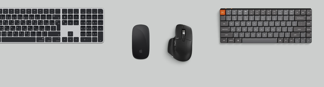 لقطة علوية لجهاز Mac&nbsp;mini فضي اللون ضمن إعداد مكتبي مع شاشة ولوحات مفاتيح لاسلكية وأجهزة ماوس لاسلكية ووحدة تحكم ألعاب وAirPods Max