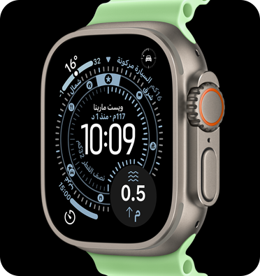 ساعة Apple Watch Ultra 3 بإطار من التيتانيوم الفضي وحزام Loop ترايل أخضر.