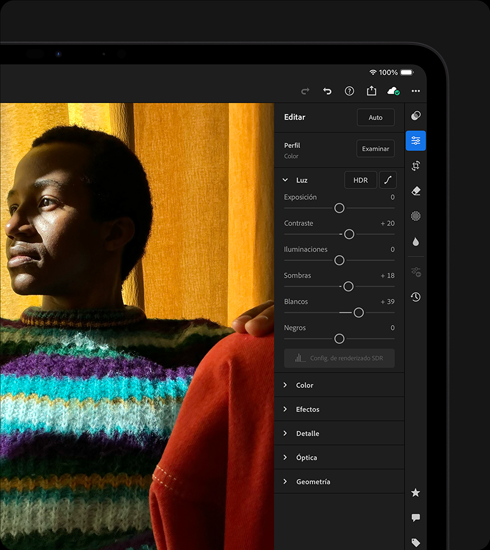 Un iPad Pro, parte frontal, posición horizontal, color negro espacial, la pantalla muestra que se está editando la foto de una persona con un suéter colorido, el menú de herramientas y efectos está abierto a la derecha