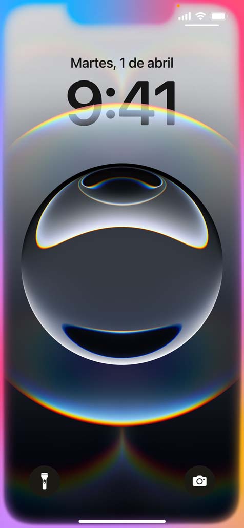 Una mano sostiene un iPhone 16e con bordes coloridos y brillantes alrededor de la pantalla bloqueada.