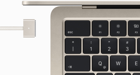 MacBook Air blanco estelar con cable de carga MagSafe del mismo color