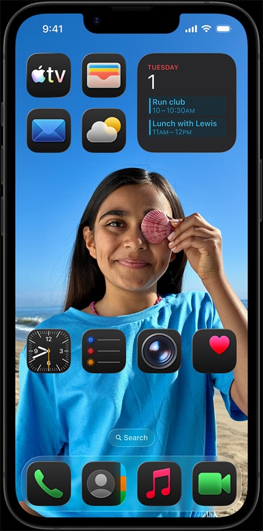 iPhone 16e obklopený apkami ako Apple Mail, WhatsApp, Safari, Apple Mapy, Apple Music, Fotky, Poznámky a Domácnosť