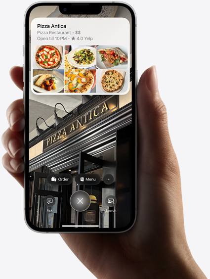 Görsel zeka kullanılarak yapılan bir aramanın sonuçlarını gösteren bir iPhone 16e’yi tutan bir el.