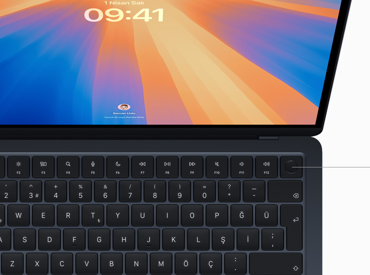 MacBook Air’de bir kullanıcının Touch ID kullanarak online alışveriş için ödeme onayı verdiği görülüyor