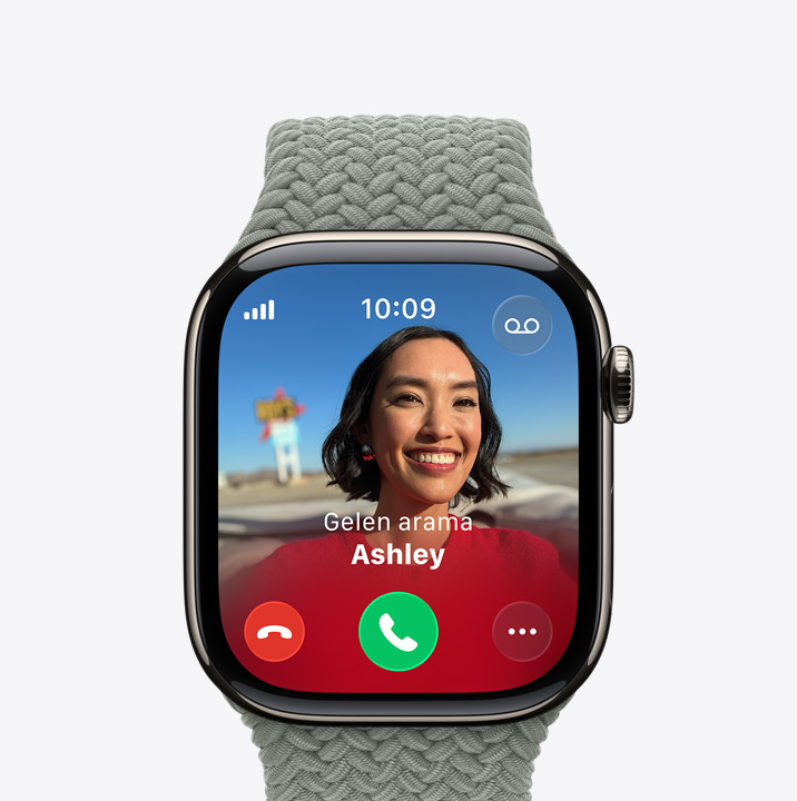 Apple Watch Series 11, titanyum kasa, natürel renk, gelen arama, kişi fotoğrafı, arama kabul etme ve reddetme düğmeleri, sağ dış görünüm, Digital Crown, Örgü Solo Loop, orman rengi