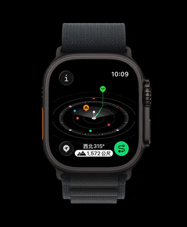 黑色鈦金屬錶殼搭配黑色高山錶環的 Apple Watch Ultra 3，展示指南針 app 與標示的航點