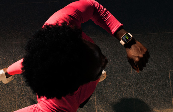 一位正在跑步的人在 Apple Watch Series 11 的體能訓練 app 上查看進度