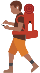 Une personne avec un sac à dos de randonnée portant une aide auditive regarde un iPhone dans sa main