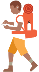 Une personne avec un sac à dos de randonnée portant une aide auditive regarde un iPhone dans sa main