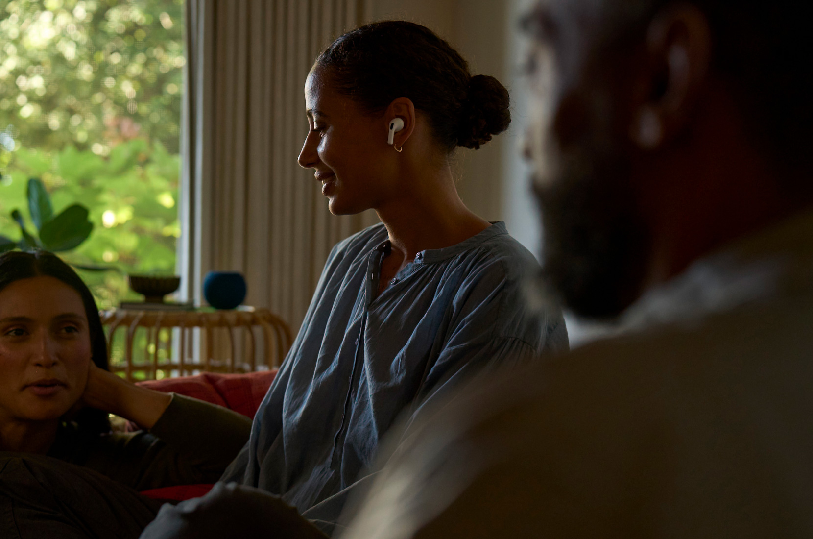 صورة جانبية لوجه سيدة تضع AirPods Pro 2 في الأذن اليسرى وتستخدم ميزة صحة السمع