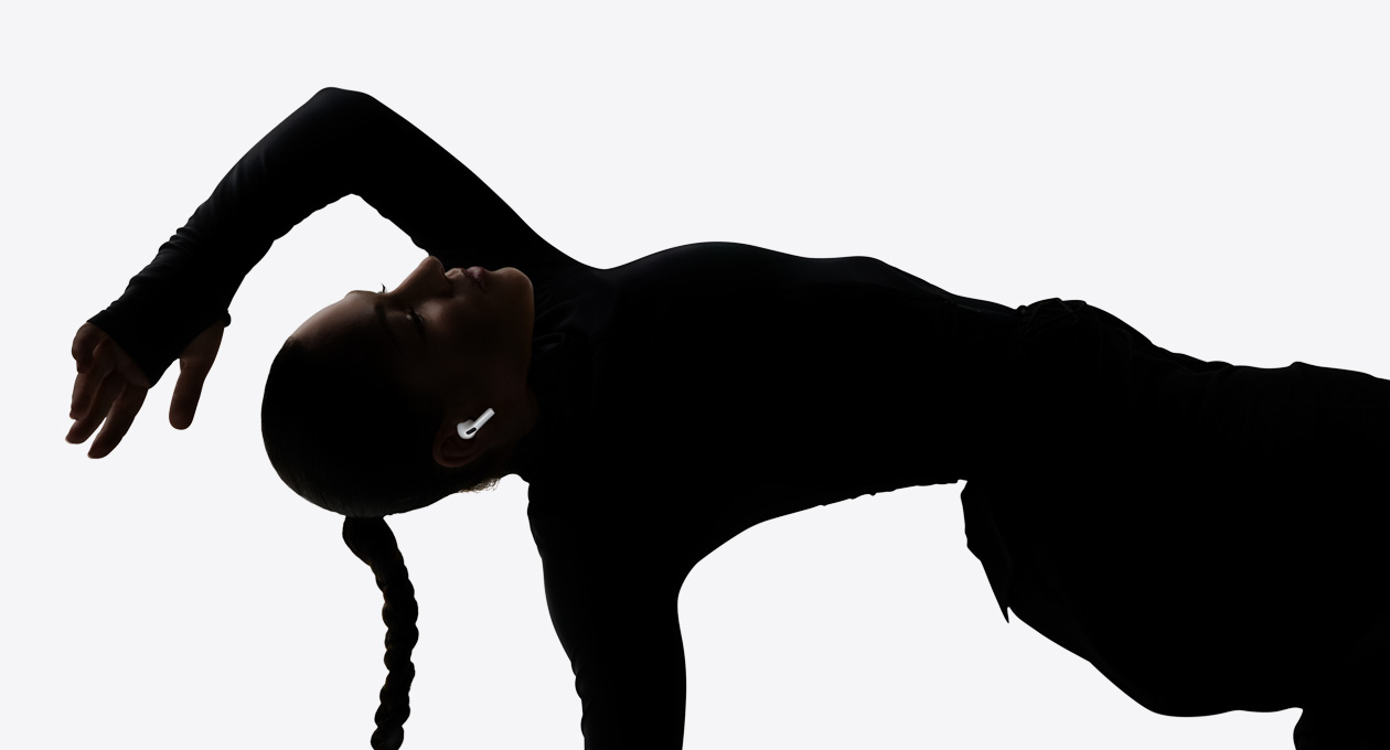 AirPods Pro 3 i örat på en dansare som lyssnar utan att använda händerna