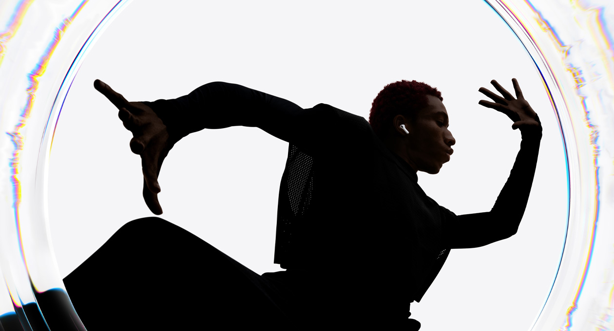 En dansare med ett par AirPods Pro 3 på sig som rör sig i takt med musiken med armarna utsträckta