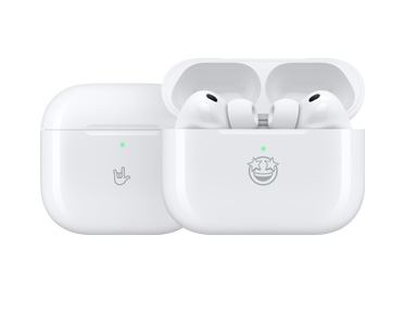 Apple-produkter med personlig gravyr: MagSafe-laddningsetui (usb-c) med följande gravyr på framsidan: emoji med hand som gör rock'n'roll-tecken, öppet MagSafe-laddningsetui (usb-c), AirPods Pro 3 med följande gravyr på framsidan: emoji med stjärnögon