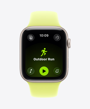 Apple Watch SE 3 med urkasse i aluminium i farven stjerneskær, træningstypen Løb udendørs åben, Apple Music-betjeningsfunktioner nederst på skærmen og Sportsrem i neongul