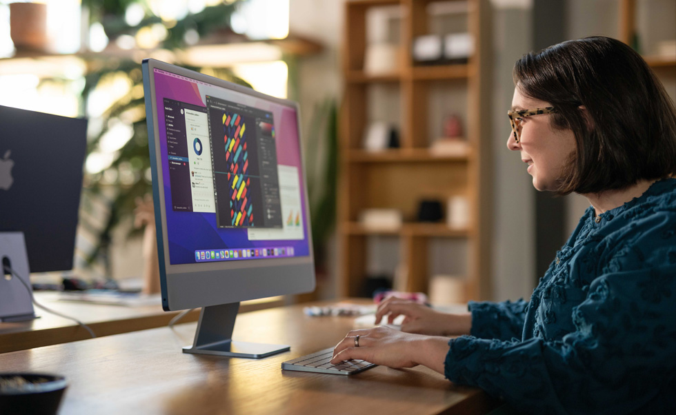 Eine Designerin erstellt einzigartige Designs auf dem Mac.