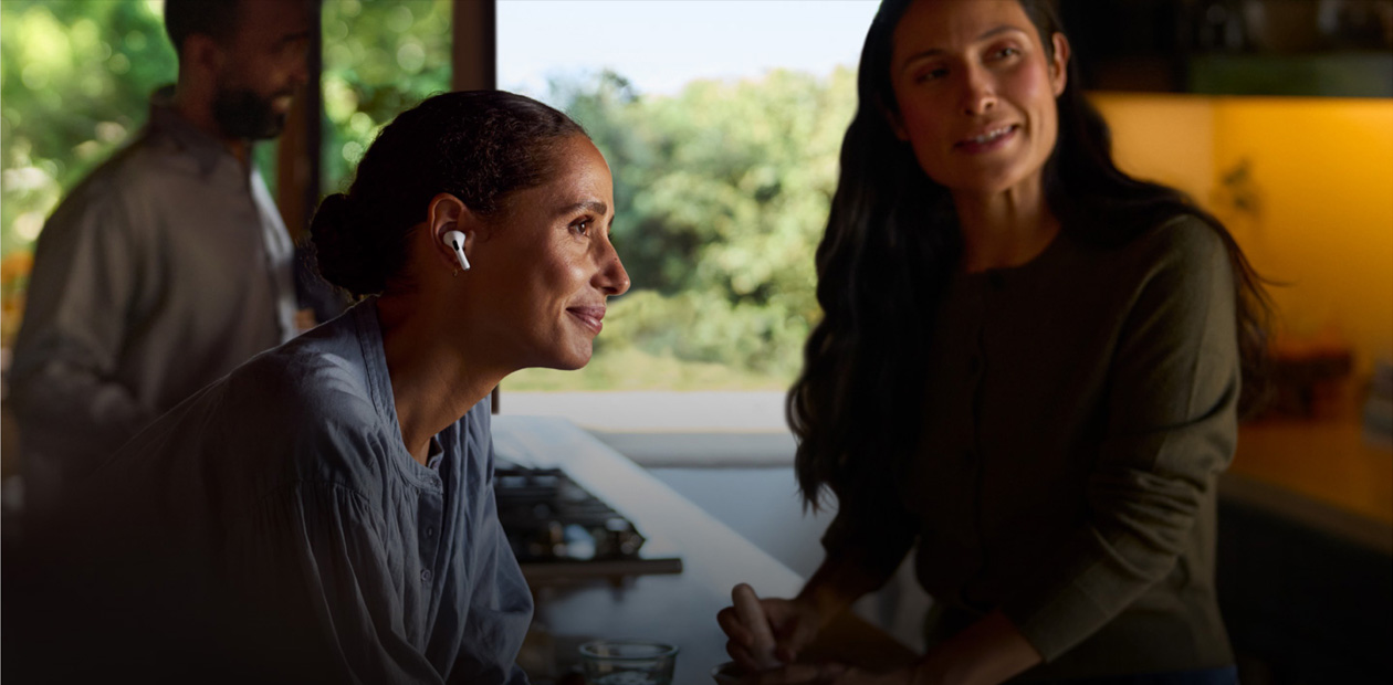 Eine Frau mit AirPods Pro 2.