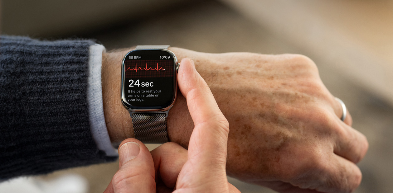 Eine Person macht ein EKG mit der EKG App auf der Apple Watch.