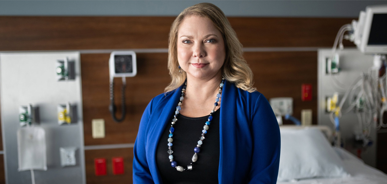 Eine Pflegekraft in einem Krankenzimmer.